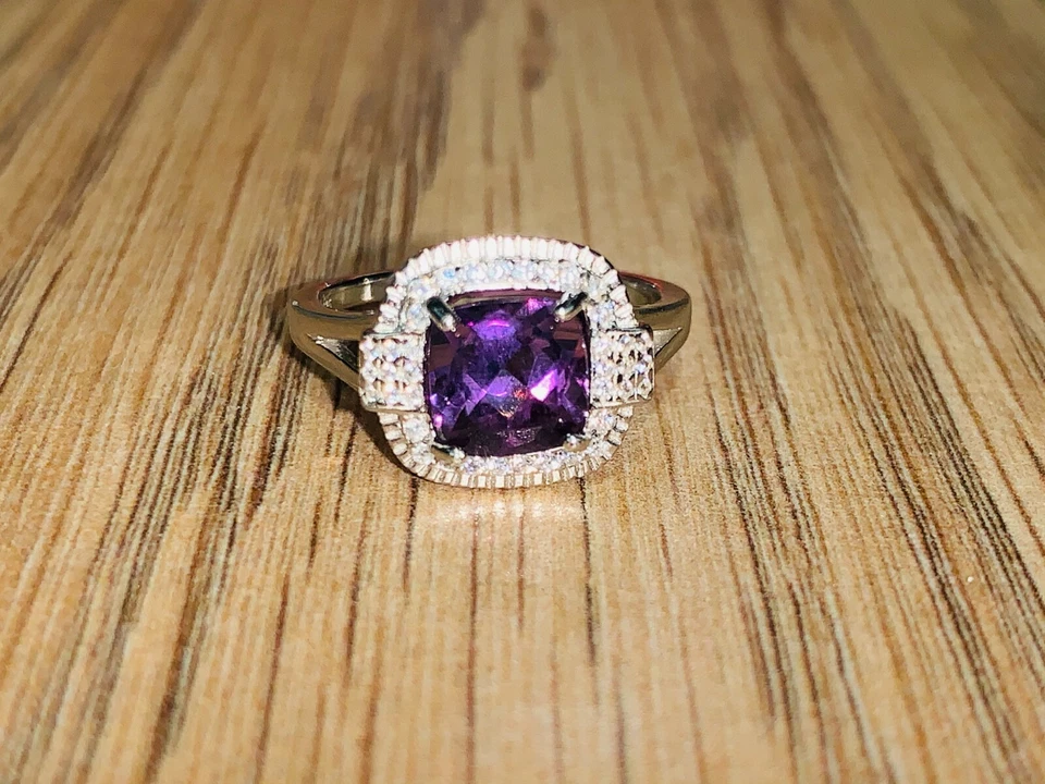 Anillo solitario de plata amatista y circonita cúbica, forma de cojín cuadrado, chapado en rodio de 7x7 mm Foto 2 de 4