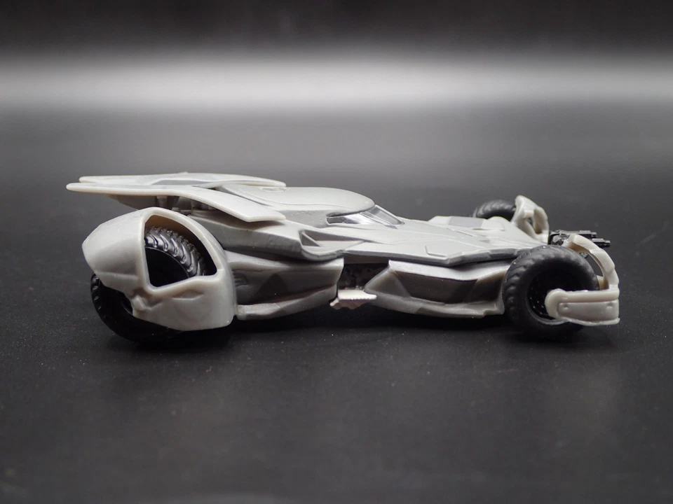 BATMAN Vs Superman Batmobile 1:50 Scala da Collezione Diorama Modellino Auto - Immagine 3 di 4