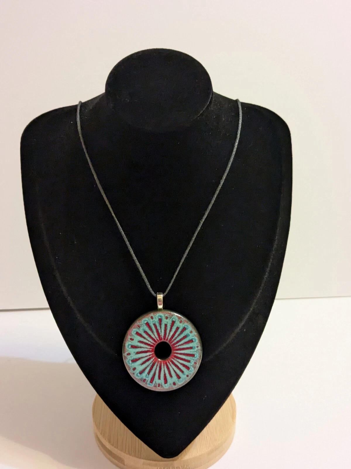 VETEMENTS Collana con ciondolo tondo in resina multicolore e cordino nero. Cavo DIFETTOSO.