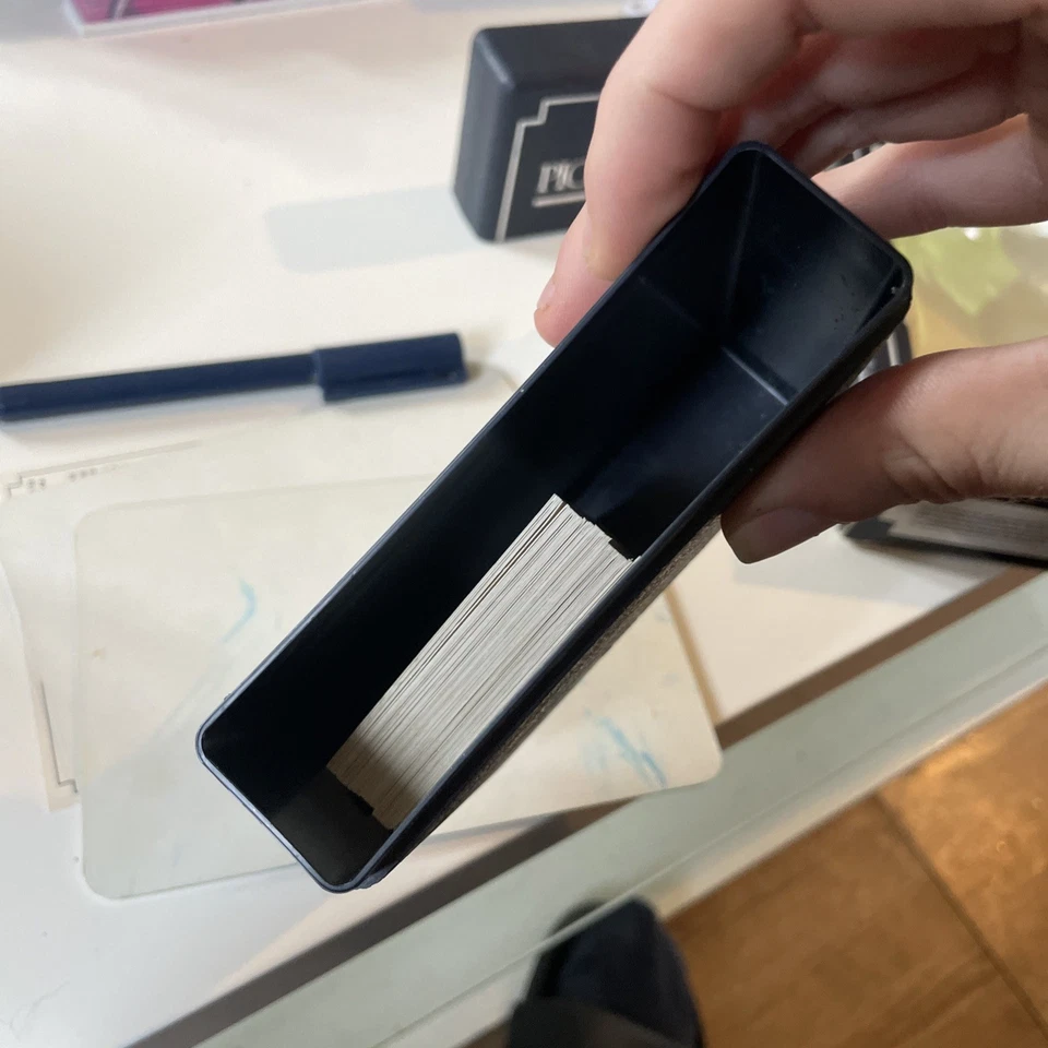 TRAVEL POCKET PICTIONARY GAME VINTAGE 1990 WITH ORIGINAL BOX some cards missing - Image 3 of 4