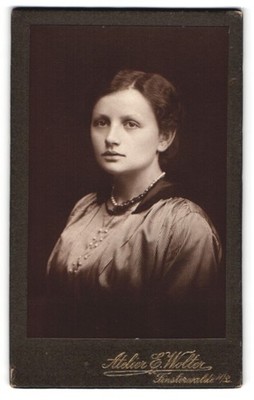 Photograph E. Wolter, Finsterwalde, portrait of a young woman CDV/cabinet photo