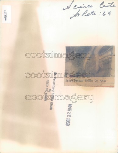 1969 Pressefoto hübsche 60er Jahre blonde Frau arbeitet auf Atlasrakete - Bild 2 von 2