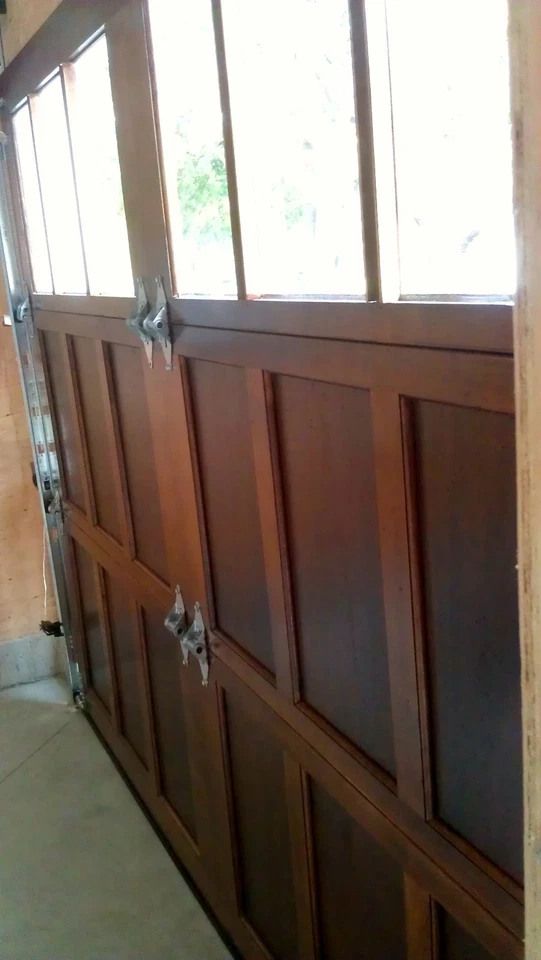 Puerta de garaje de madera 9x7 AmanaDoors modelo 104W6 Foto 2 de 4