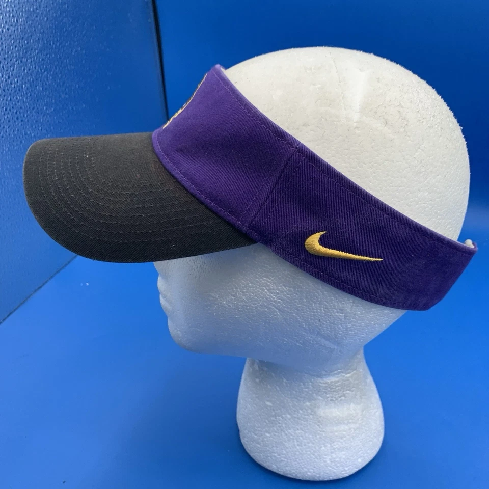 Boné ECU East Carolina Nike NCAA SnapBack roxo viseira de inverno roxo - Imagem 4 de 4