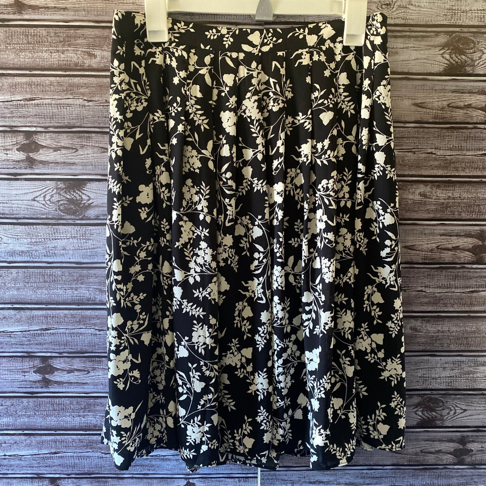 Talbots Women's Midi Skirt Size 6 Black White Floral Side-Zipper Pleated