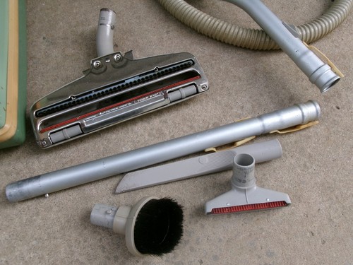 Vintage Hoover Portable Suitcase Vacuum Cleaner w Attachments Model 2100 Green - Picture 4 of 24