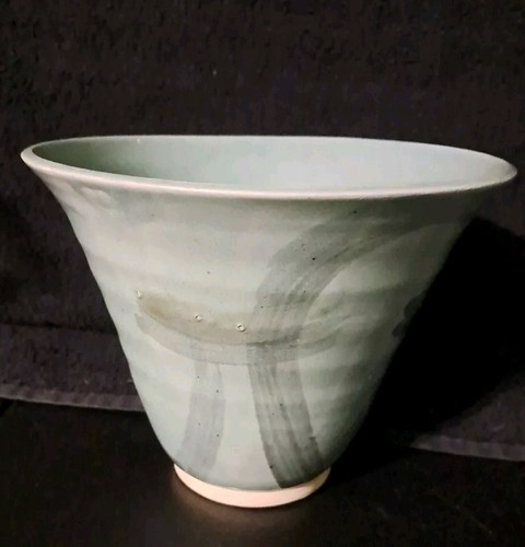 SIGNIERTE KERAMIKSCHALE KEGELFÖRMIG BLÄULICH/GRÜN DESIGN 5,5" HOCH 7" QUER OBEN