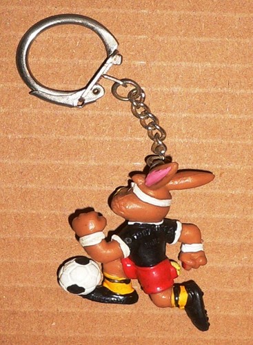 1988 UEFA European Football Championship Official BERNI MASCOT FIGURE KEYCHAIN - Picture 3 of 3