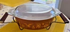 VINTAGE 1962 Early American PYREX CASSEROLE DISH W/ LID & RACK HOLDER Brown Gold