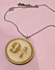 Collar colgante de madera Harry Potter plataforma 9 3/4