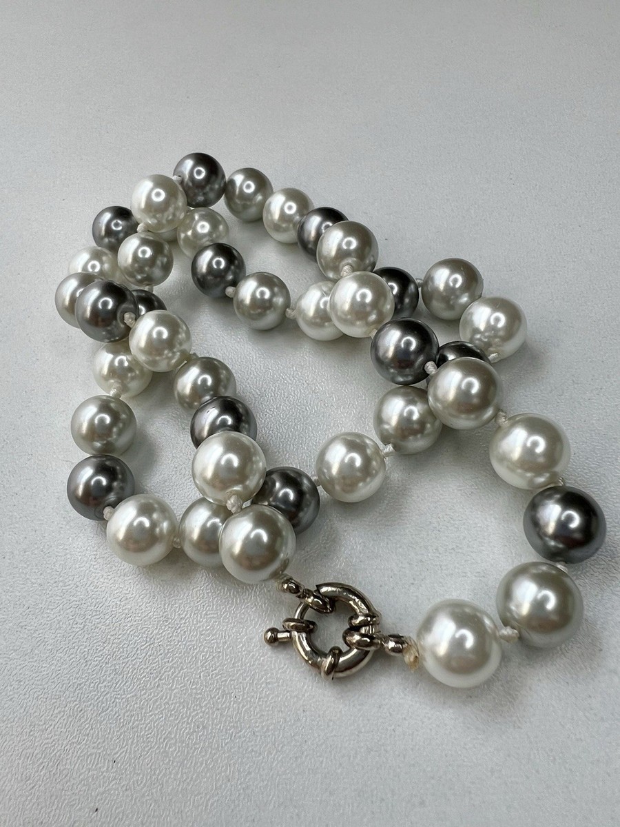 Vintage Elegant Gray and White Faux Pearl Necklace 18” Long