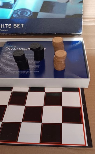 WHSmith DRAUGHTS SET With wooden playing pieces Two players Vintage Game Set - Picture 2 of 24