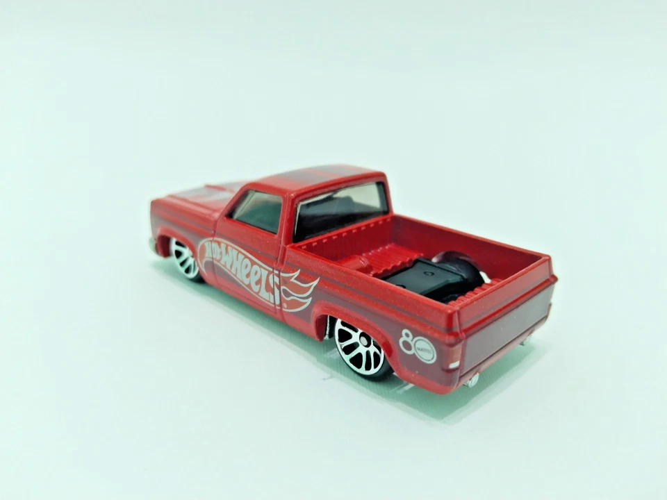 Hot Wheels 2025 '83 Chevy Silverado 80th Anniversary LOOSE form Pack - Immagine 3 di 4