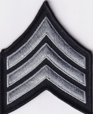 SGT Chevrons 3" gris medio sobre borde negro merrowed