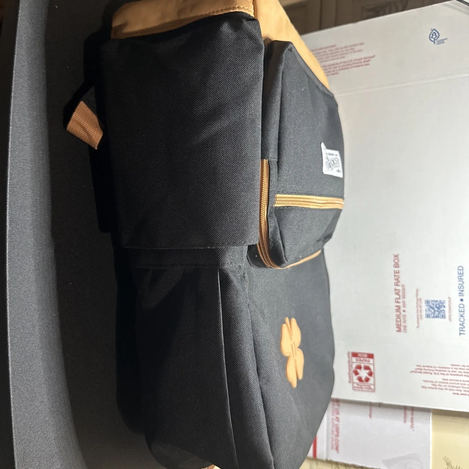 Lucky Brand 背包 黑色 棕褐色 “Good Fortune” 标志 12x18x5.5 英寸 – 全新 — 第 3/4 张图片