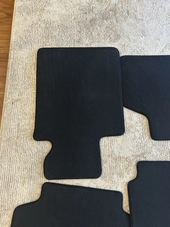 Juego de 5 alfombrillas Bmw negras número de pieza 106480-11 / 7478825-08 series 3 y 5 Foto 2 de 4