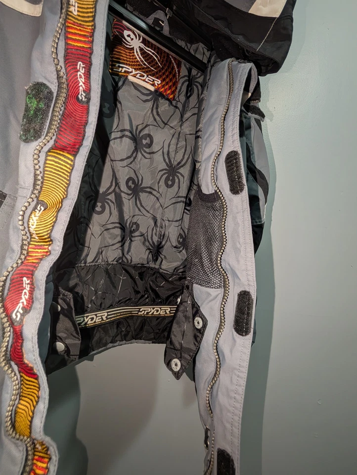 Chaqueta de esquí SPYDER gris para niños S 16 XL. Abrigo de invierno muy acolchado y ropa de abrigo.  Foto 3 de 4