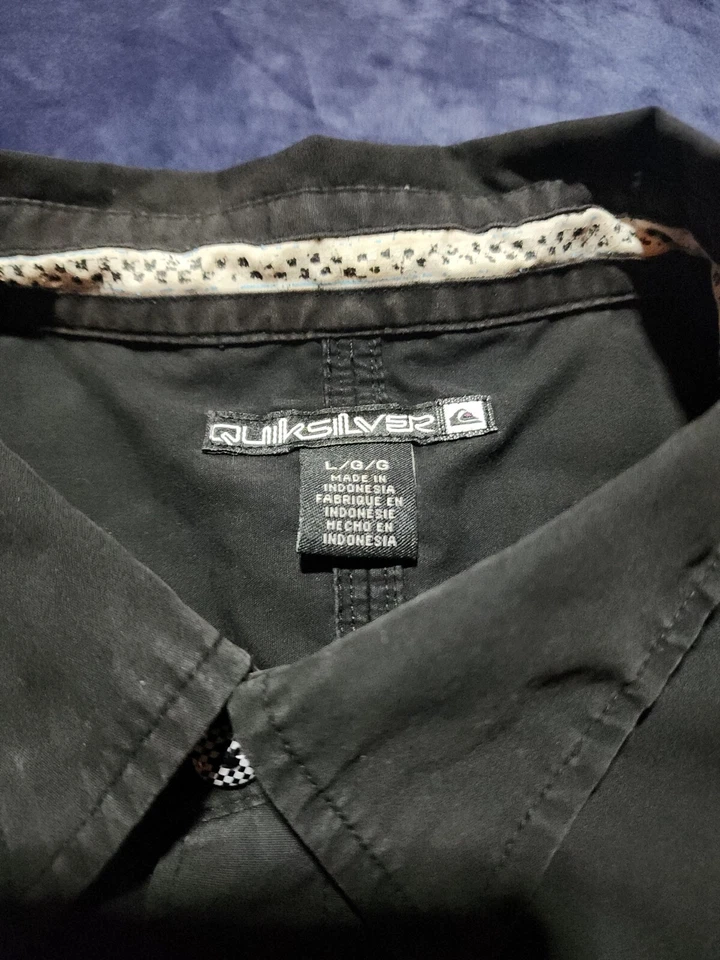 Mercúrio preto manga curta botão lateral bordado (tamanho grande) (2D) - Imagem 2 de 4