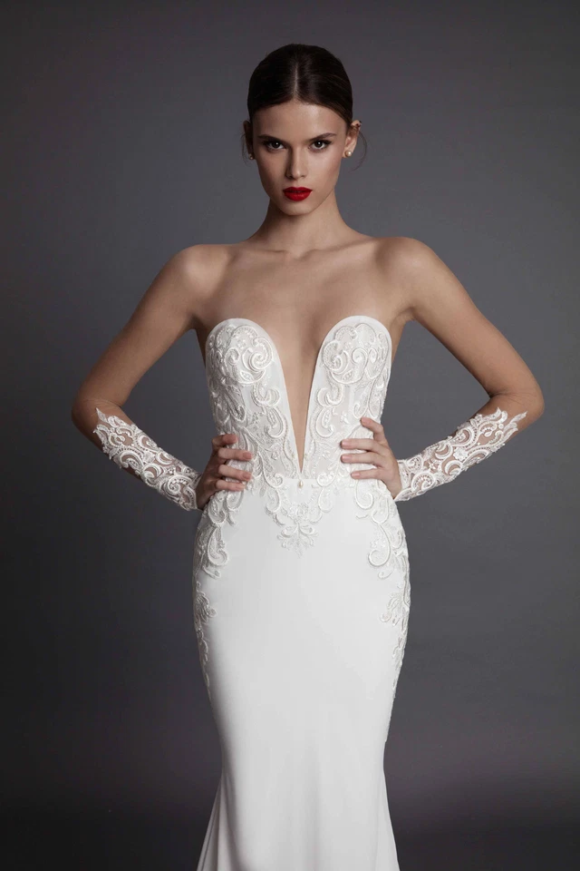 Berta Muse Alecia 17-122 Wedding Dress Size 38 Sample Condition Orig $11,000 - Image 2 of 4