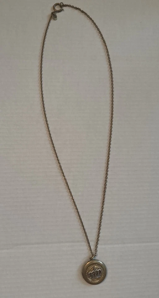 "Collar medallón Juicy Couture redondo con logotipo dorado - cadena de 22"" - aspecto vintage" Foto 4 de 4