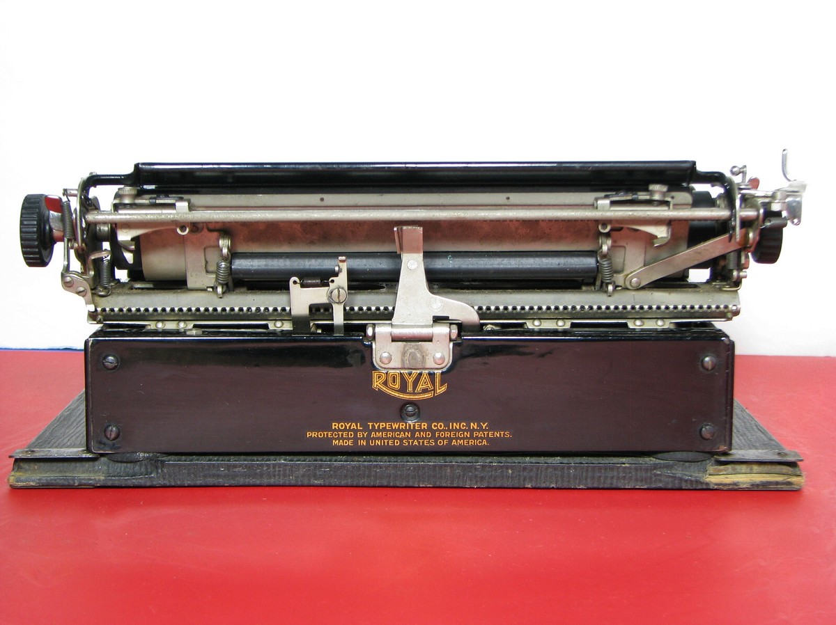  PORTABLE ロイヤルタイプライター ポータブル 1930's U.S Vintage】Royal /ロイヤル タイプライター が入荷