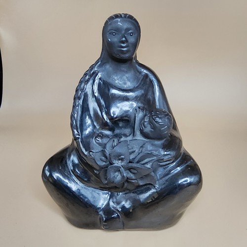 Figure of Mother Holding Child w Cala Lily by Dona Rosa (1615) - Picture 10 of 10