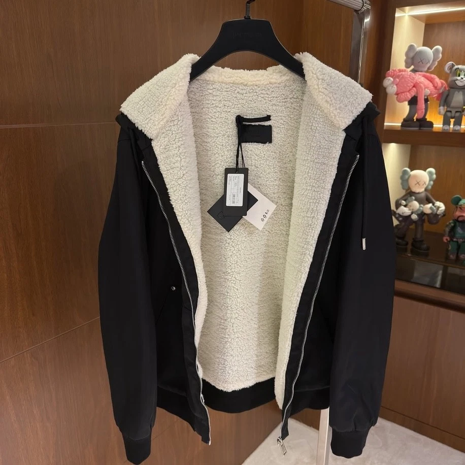Chaqueta Prada negra con capucha forrada de piel de oveja para hombre L - Nylon cremallera, abrigo de invierno Foto 4 de 4
