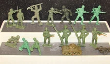 Lot Of 16 Plastic Vintage Toy Soldiers Military 1960s TB & Tim Mee 2.5"