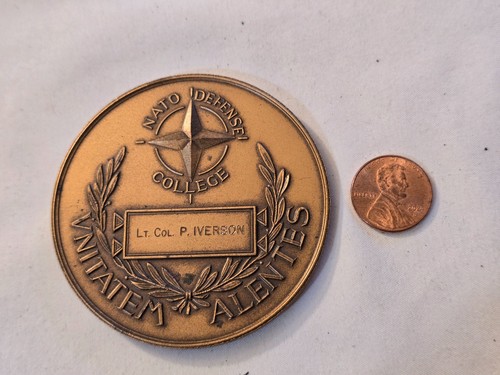 Moneda Desafío Nombrada Colegio de Defensa de la OTAN NDC Roma Italia - Imagen 3 de 4