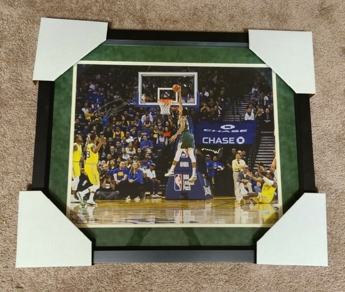 Autographed Signed Milwaukee Bucks Giannis Antetokounmpo Picture by Fanatics 