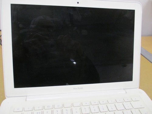 Apple MacBook 13" Laptop 2010-ish - Untested so Spares or Repair - ref 5254 - Afbeelding 2 van 11