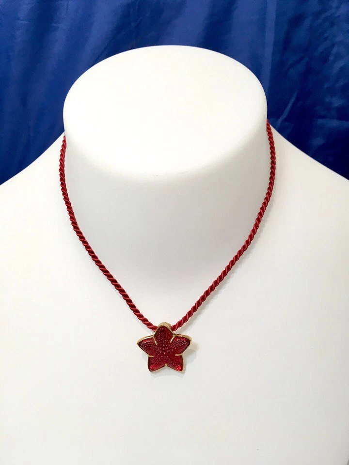 Collana in argento sterling placcato oro con manta, ciondolo