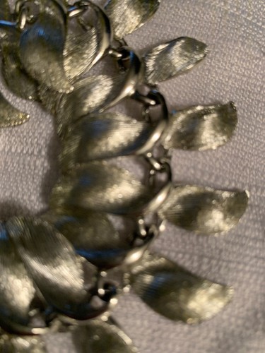 Vintage Large Link Textured Silver Toned Leaf Bracelet EUC Unbranded 7.5 Inch - Picture 2 of 6