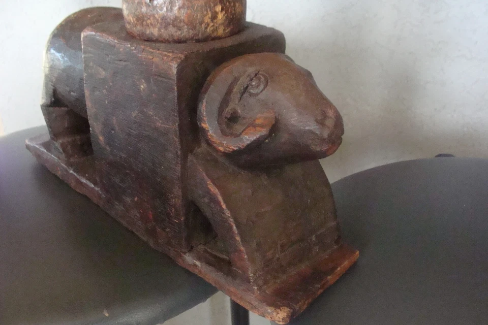 Très ancien pressoir,pilon,bois,taillé main, zoomorphe bélier,art populaire,rare - Photo 3/4