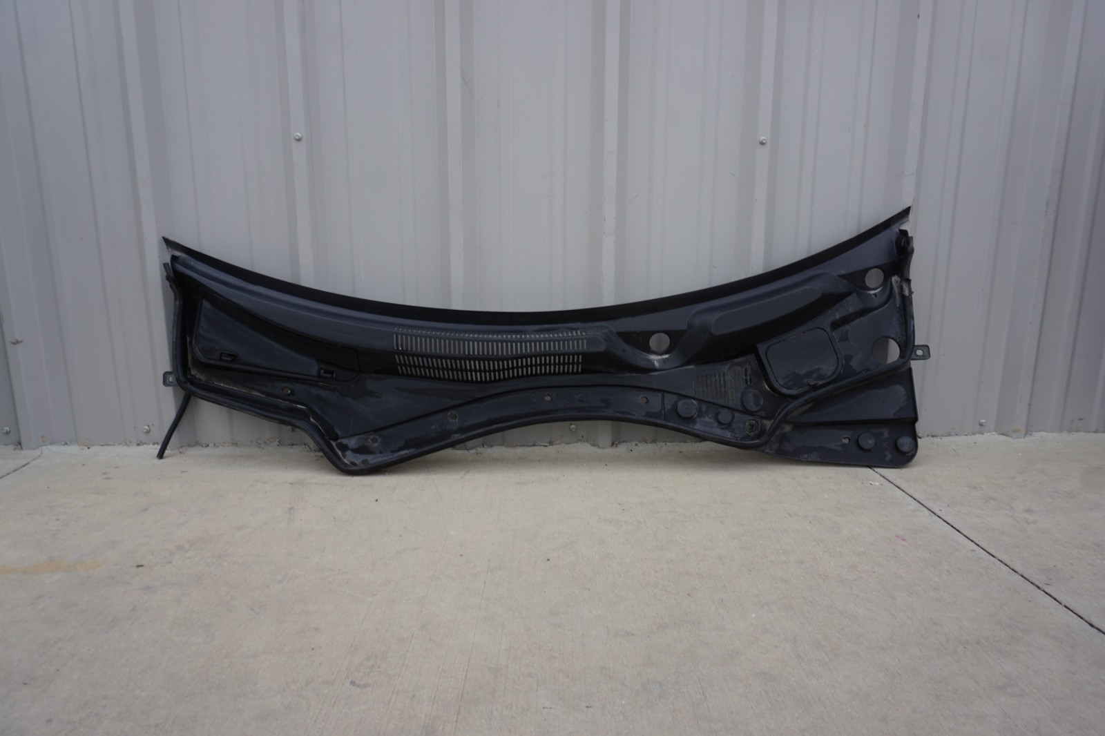 2014-2020 Maserati Ghibli Windshield Wiper Cowl Vent Grille Panel 670010468 OEM