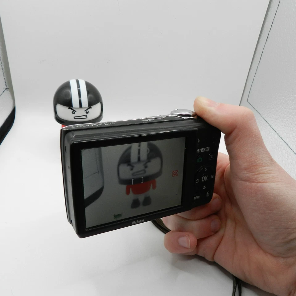 Cámara digital Nikon Coolpix L22 12 MP 3,6x zoom negra CUBIERTA DE MURCIÉLAGO MALA - FUNCIONA LEER Foto 3 de 4