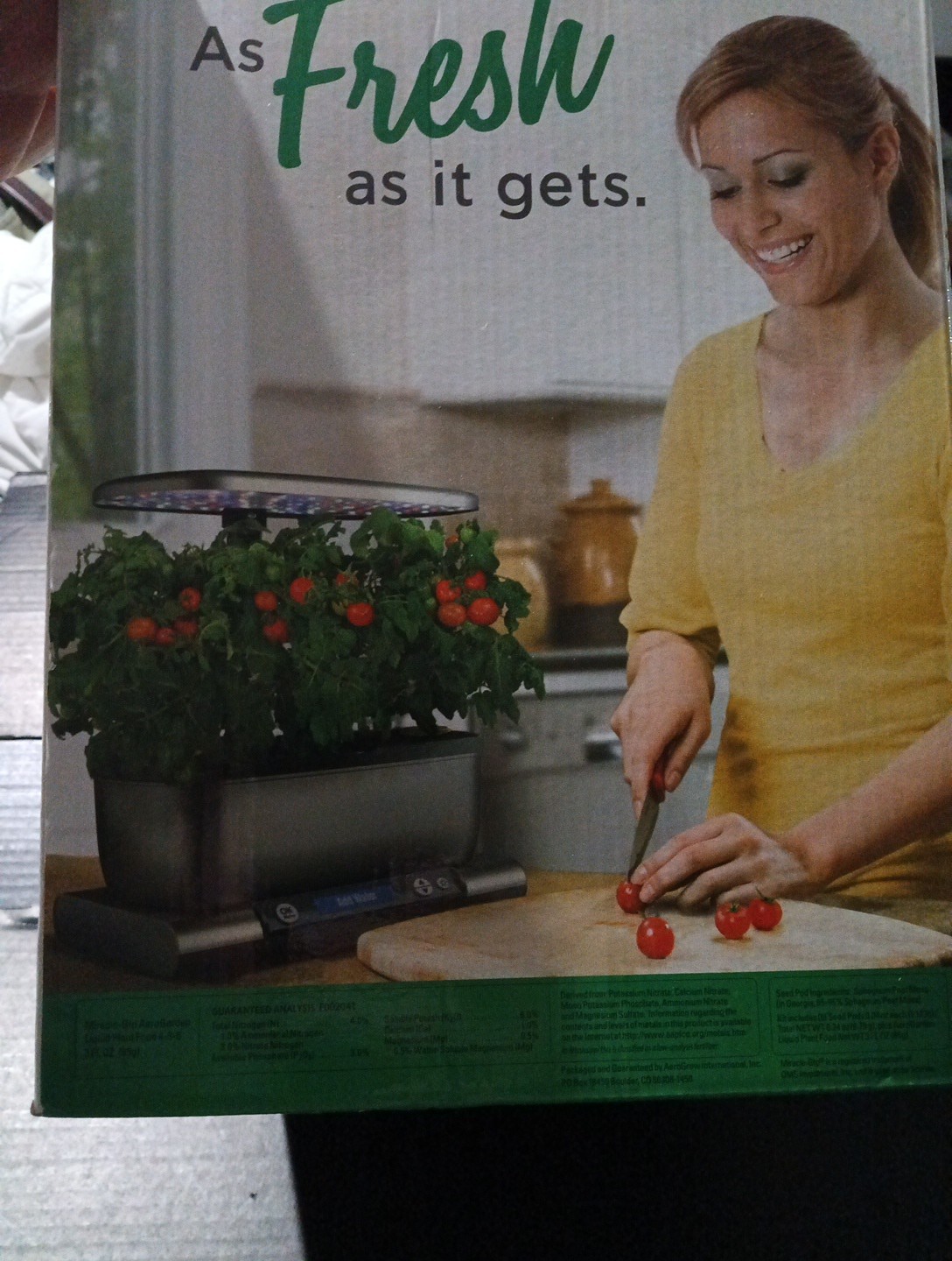 Miracle-Gro AeroGarden Harvest Plus Smart Countertop Garden 100643 BRAND NEW!