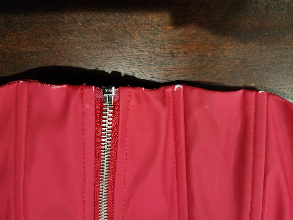 Corsé Torrid Cremallera Frontal Top Lencería Roja Ver Todas las Fotos Talla 5 (28) Foto 4 de 4