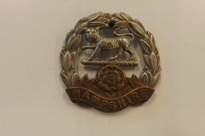 MILITÄRABZEICHEN DAS HAMPSHIRE REGIMENT WIE GEFUNDEN 4 CM MAL 4 CM (343)