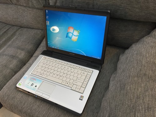 Toshiba Satellite a205-s5805 15.4"(Intel Cel/320GB/4GB/Win7/Office07)-Excellent - Picture 2 of 12