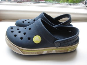 crocs blue green