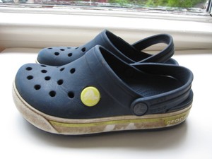 navy green crocs