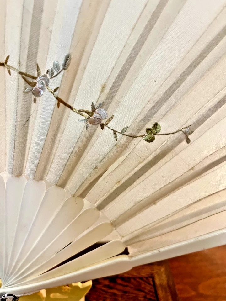 Antiguo abanico plegable chino bordado seda con caja de laca original Foto 4 de 4