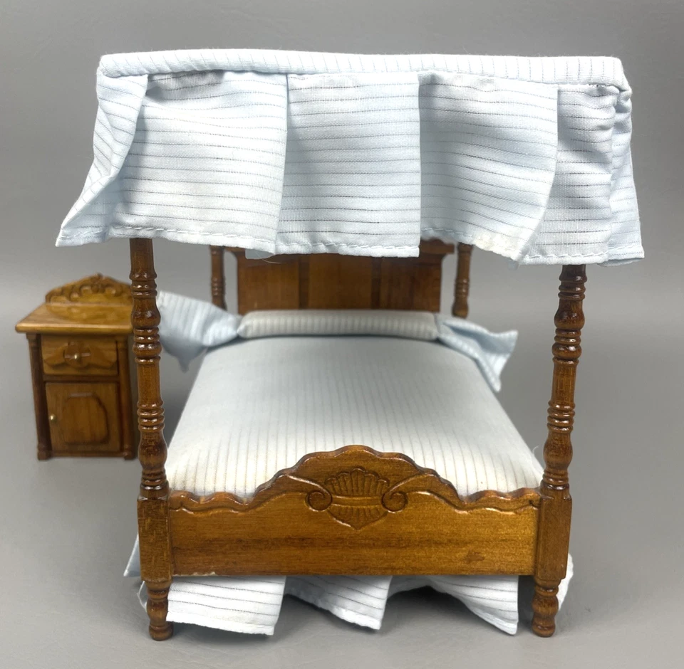 De Colección Concord Casa de Muñecas Miniatura Toldo Cama Azul Lino Junto a Cómoda Mesita de Noche Foto 2 de 4
