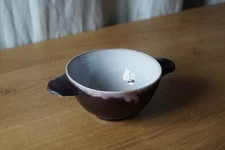 Bol à oreilles ancien cul noir terre cuite vernissée Auvergne art populaire