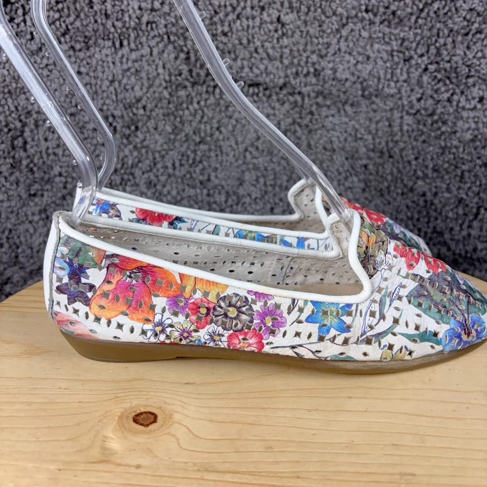 Zapatos en aerosoles You Betcha planos para mujer talla 7 cuero floral perforado sin cordones Foto 3 de 4