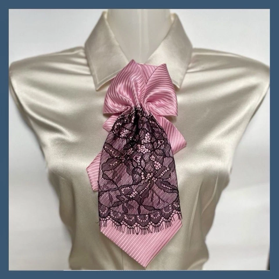 Corbata para mujer hecha a mano de seda rosa con encaje negro | Collar con lazo victoriano Foto 2 de 4