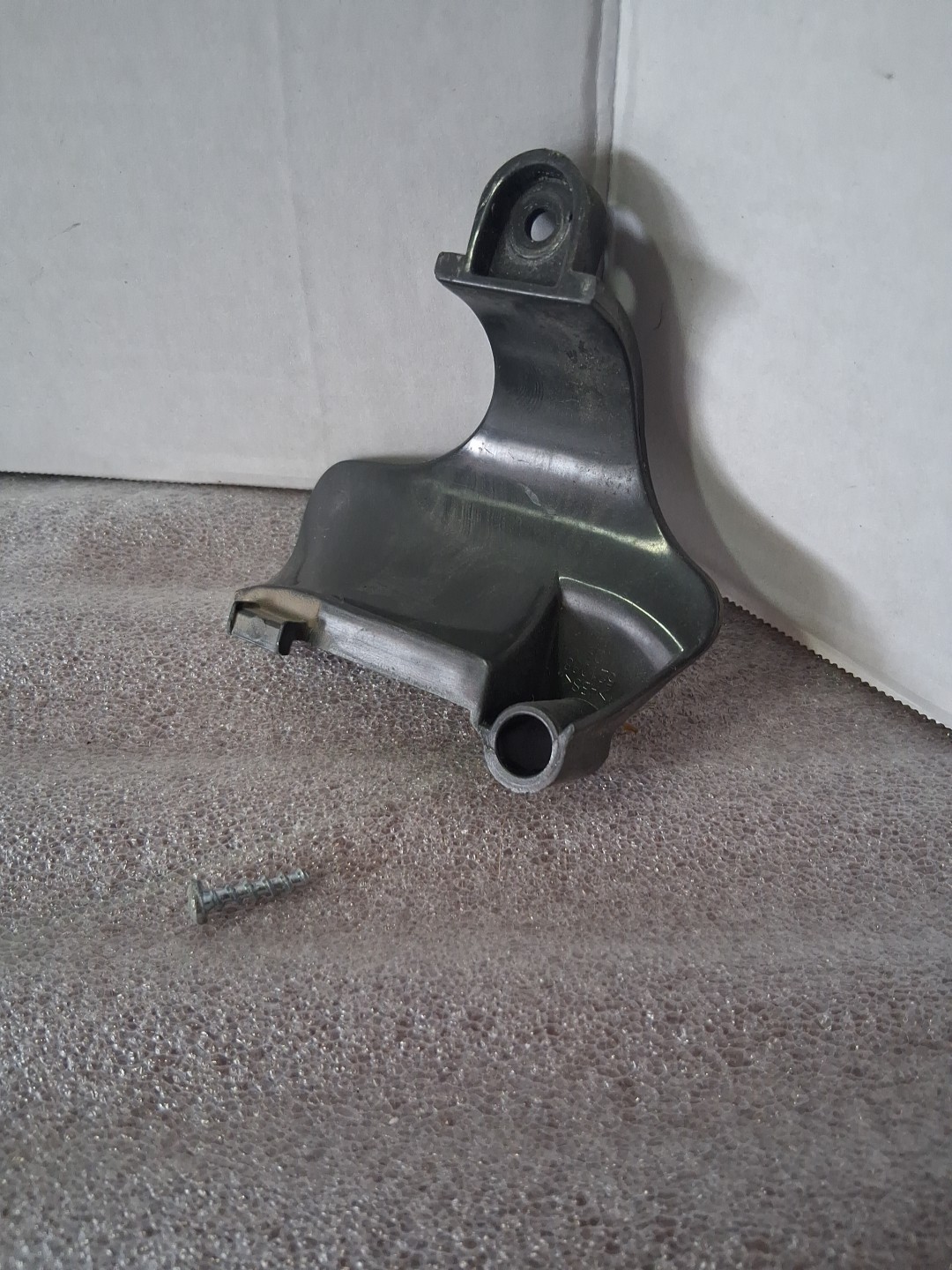 Abrazadera de manguera inferior para aspiradora Hoover UH70211 WindTunnel Paw