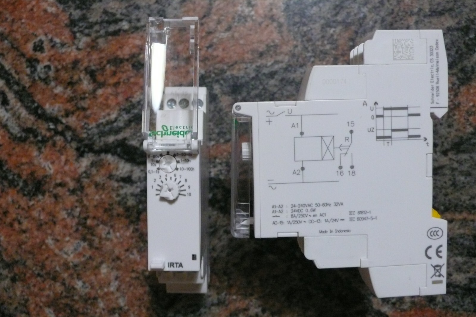 Relais retard temporisé Schneider A9E16065 iRLT 24-240Vac pour tableau électrique