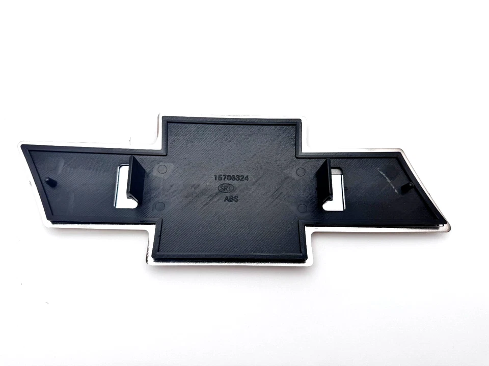 Silverado 1999-02, 2000-06 Tahoe parrilla plateada pajarita emblema OEM PT 12335633 Foto 4 de 4